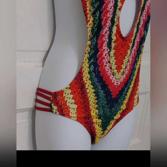 🌺BUNDLE ONLY🌺 Red and Yellow Sleeveless Cut Out Bodysuit - Picture 4 of 10